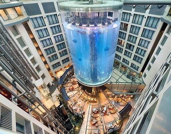 Photo of AquaDom aquarium at the Radisson Collection Hotel, Berlin explodes

 /  2022-12-16 13:08:15 