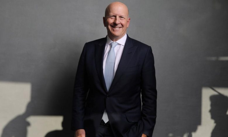 Photo of Goldman Sachs boss David Solomon joins CEOs in taking pay cuts after laying off thousands