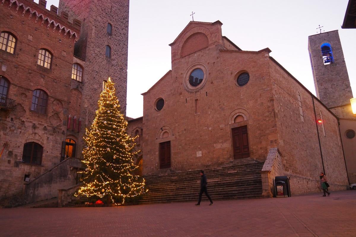 Christmas tree illuminates the medieval San Gimignano square