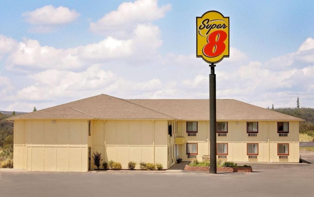 Super 8 by Wyndham Rock Port building exterior and sign 