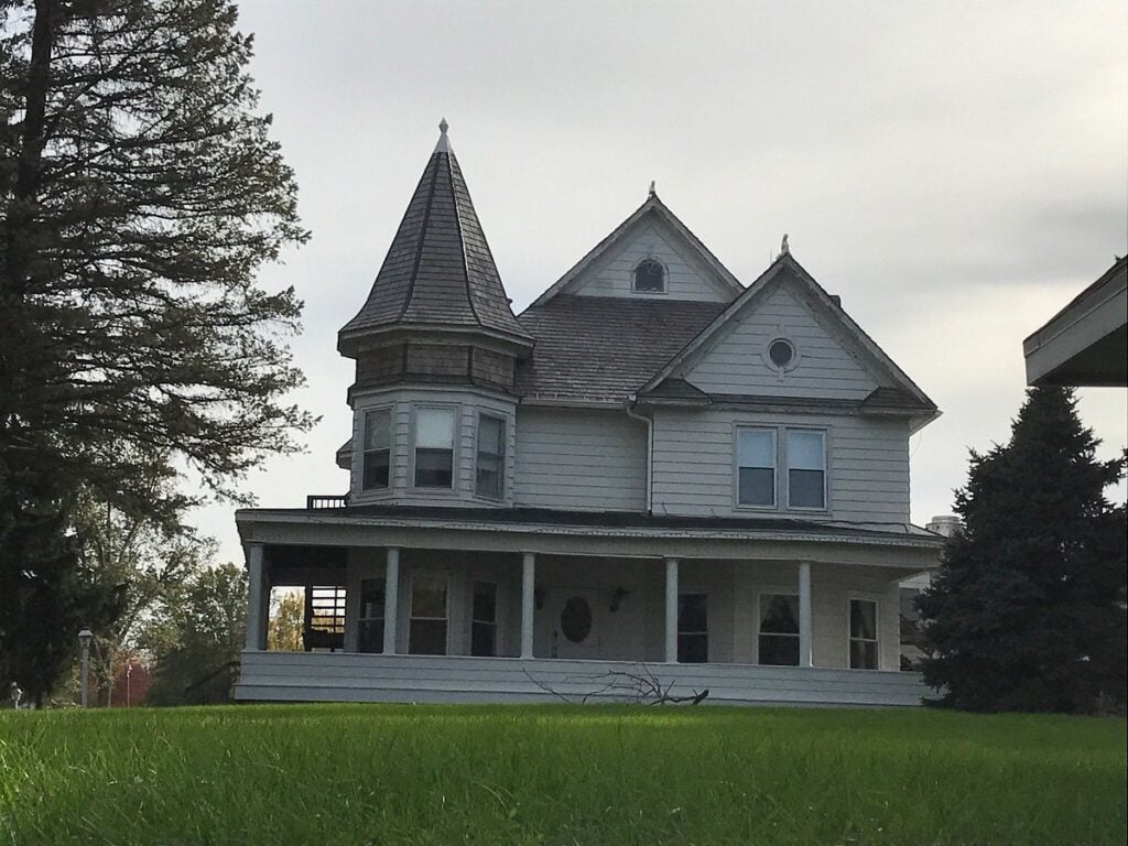 Front exterior of Arbor Manor Steakhouse and Motel