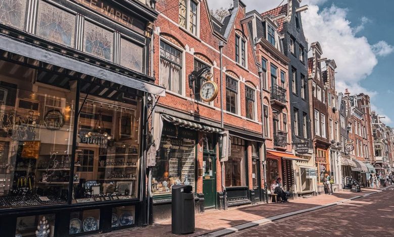 Nieuwe Spiegelstraat, Amsterdam: Iconic Dutch architecture and antique shops in historic Canal Ring