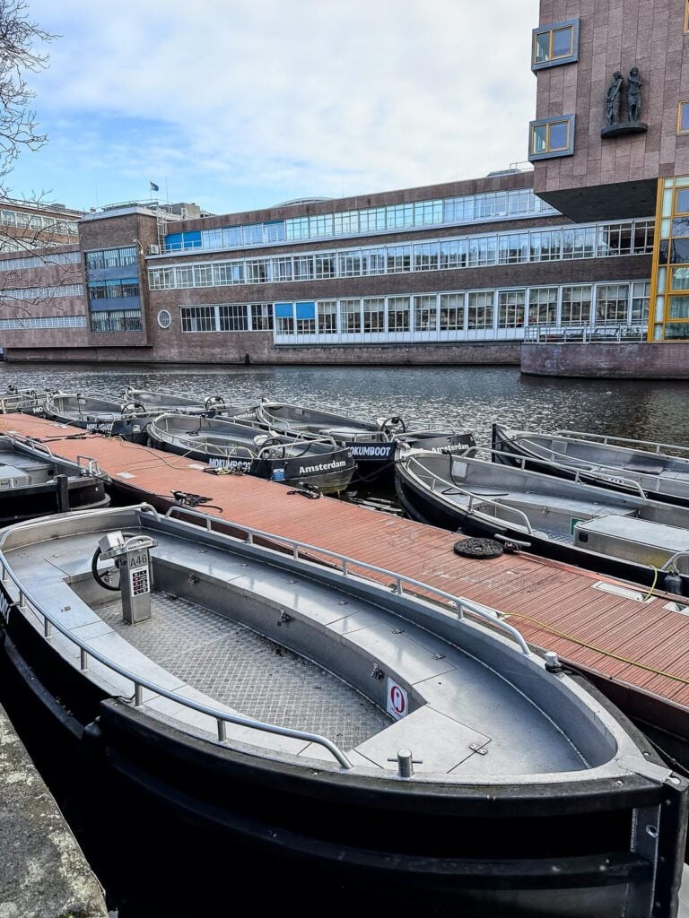 Rent Amsterdam canal boats with Mokumboot - Discover historic waterways and iconic architecture