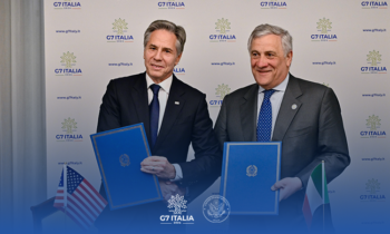 Photo of Secretary of State Blinken and Secretary of State Tajani signing a memorandum of understanding to combat the manipulation of information by foreign states